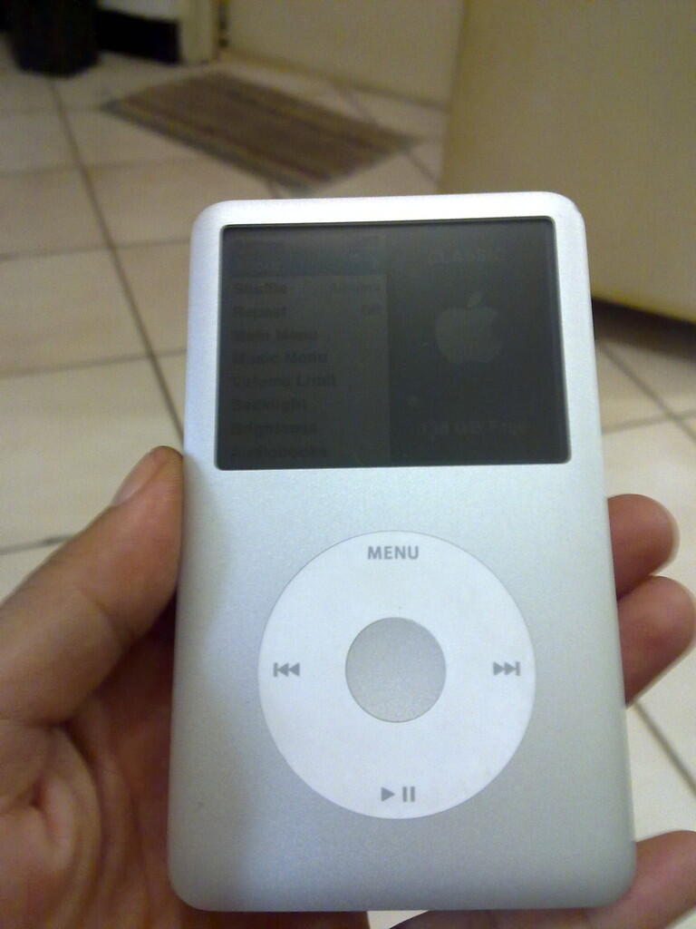 IPOD CLASSIC SILVER 160 GB /SUPER MULUS / FULSET ORIGINAL / MURAH