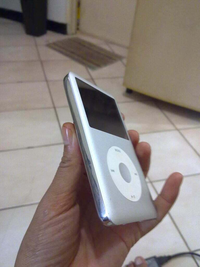 IPOD CLASSIC SILVER 160 GB /SUPER MULUS / FULSET ORIGINAL / MURAH
