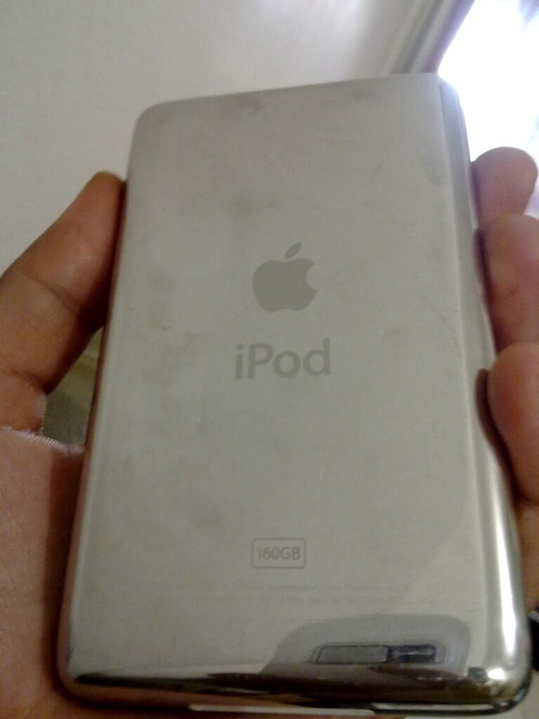 IPOD CLASSIC SILVER 160 GB /SUPER MULUS / FULSET ORIGINAL / MURAH
