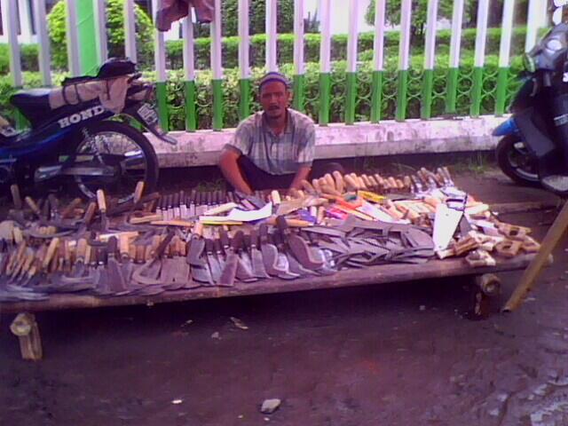 pedagang yang pantang makan dagangannya sendiri