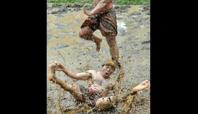 MEPANTIGAN, Seni Banting Khas Bali