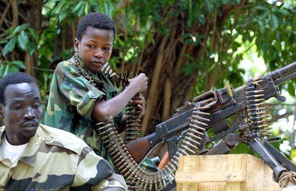 Anak Kecil Afrika Bersenjata AK-47