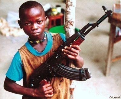 Anak Kecil Afrika Bersenjata AK-47