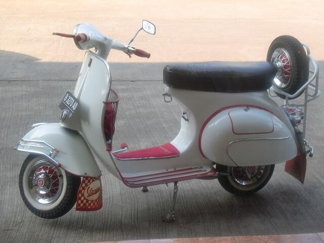 Terjual WTS Vespa taon 60 3 Speed warna putih mutiara 