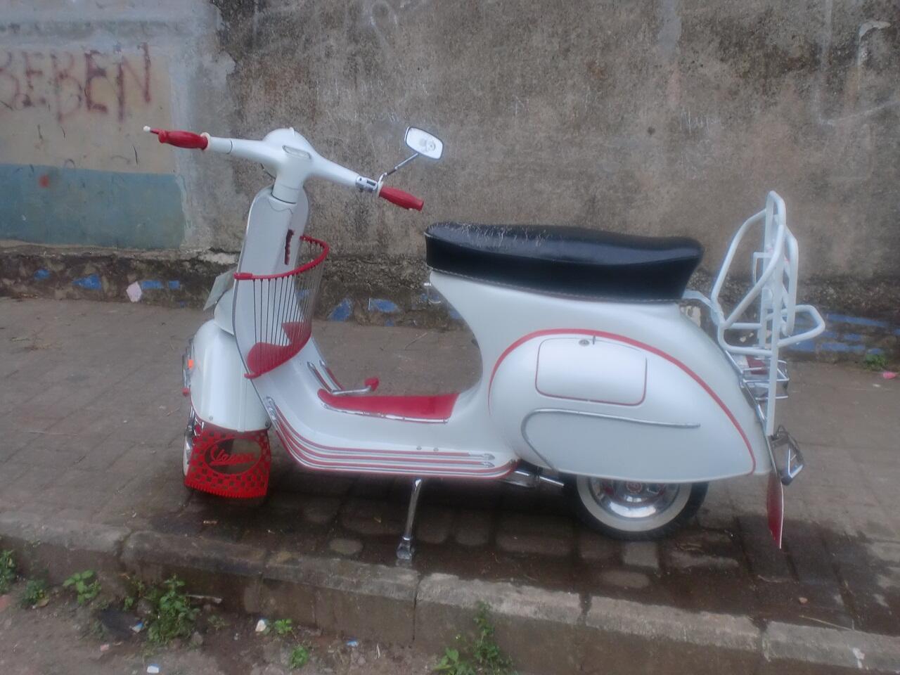 Terjual WTS Vespa taon 60 3 Speed warna putih mutiara  