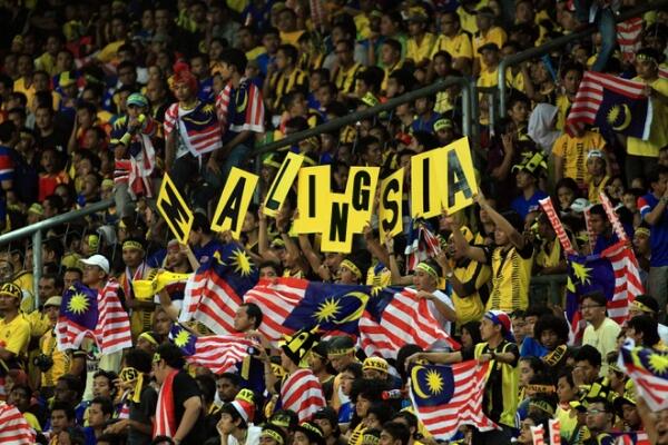 ULTRAS MALINGSIA (Menyebut Indonesia Itu anjing) Di Stadion AFF 2012