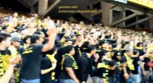 Yel Yel Supporter Bola Malaysia di Bukit Jalil + Video , Aksi Rasisme Fans Malaysia