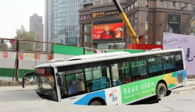 &#91;Unik&#93; Giliran Bus Tertelan Bumi di China