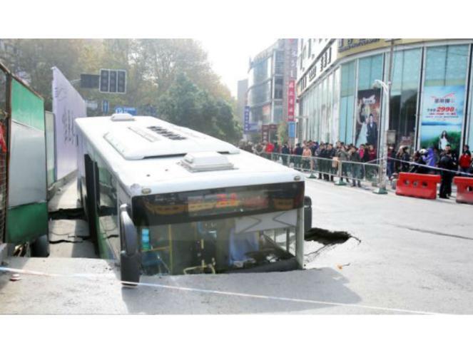 &#91;Unik&#93; Giliran Bus Tertelan Bumi di China