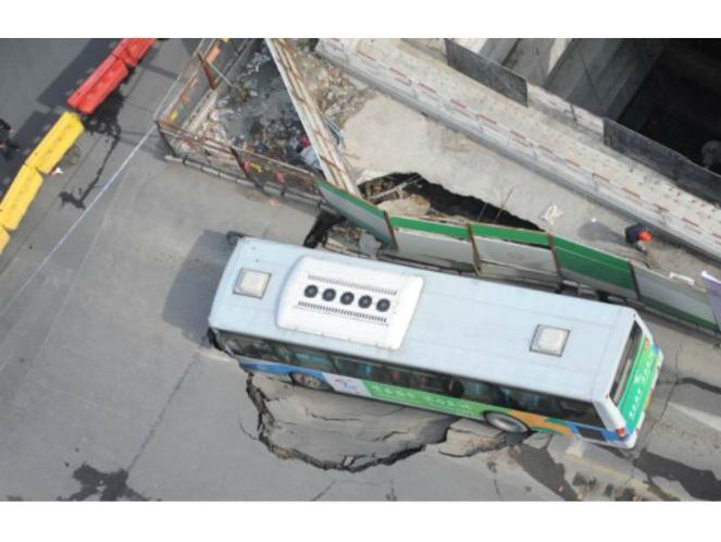 &#91;Unik&#93; Giliran Bus Tertelan Bumi di China