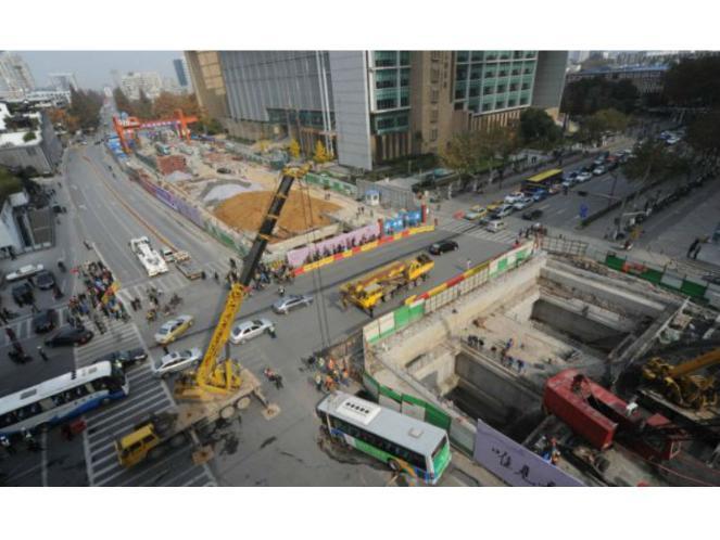 &#91;Unik&#93; Giliran Bus Tertelan Bumi di China