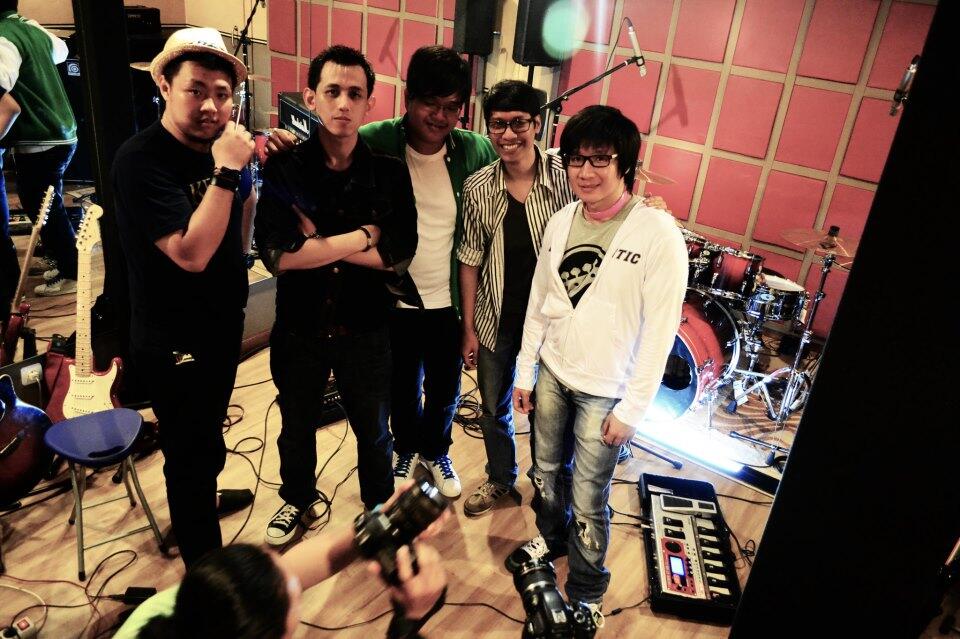 (PROMOSI) We Ware Week'N Band-Jakarta (pop alternatif)