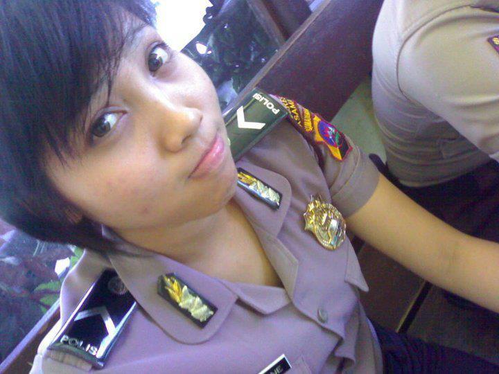 Okte Vione Polisi Muda yang Cute dan Cantik (Kaskuser Cowo Masupp!!!)