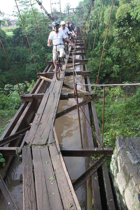 Memalukan! Jembatan Rusak di Indonesia Jadi Berita di Media Inggris