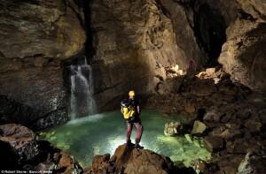 Waw, Ada Sungai Bawah Tanah di Goa Kedalaman 4000 meter