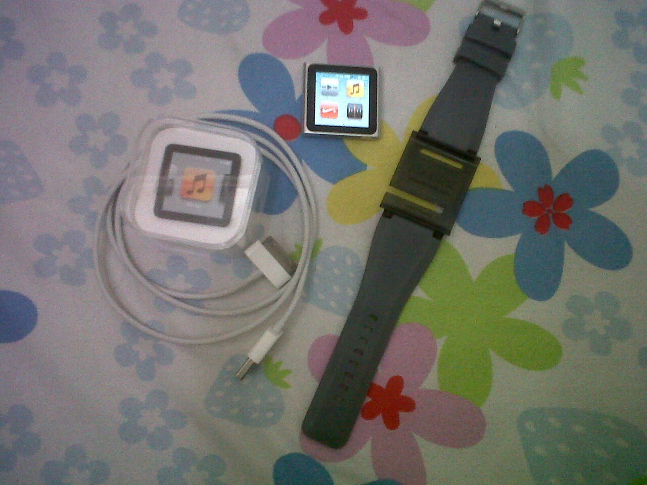 ipod nano 6th silver + bonus iwatchz masih garansi ampe feb 2013 bandung