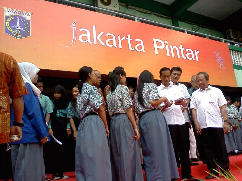 Jokowi Bagikan 3.013 Kartu Jakarta Pintar