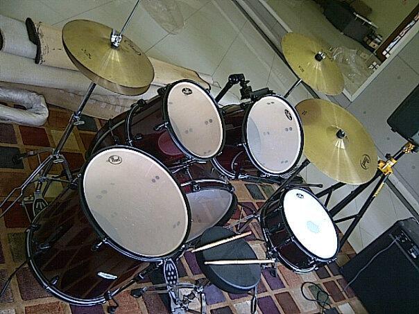 jual seperangkat alat band kondisi 98% bagus, hanya dipakai 5 kali