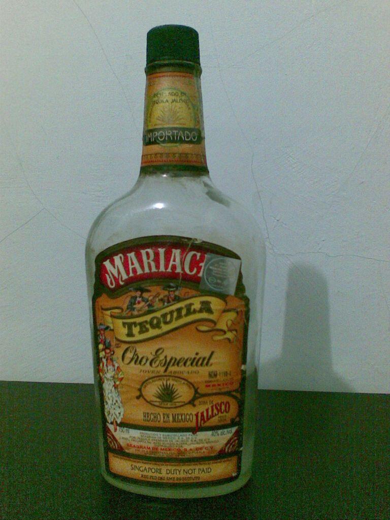Uang antik satoe roepiah dan botol Mariachi Tequila
