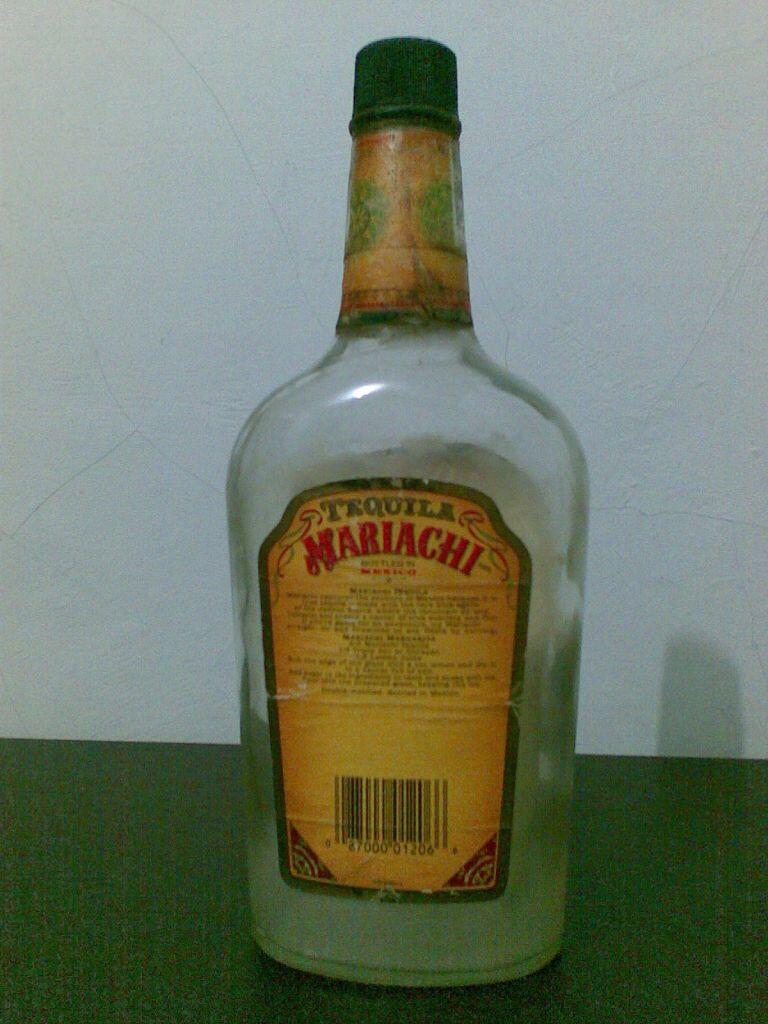 Uang antik satoe roepiah dan botol Mariachi Tequila
