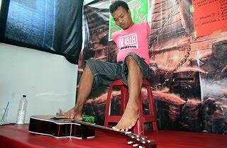 Gitaris tanpa Tangan