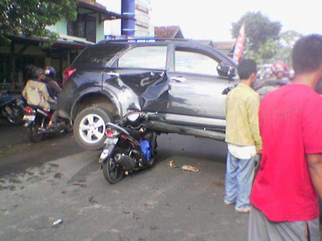 Kecelakaan aneh Motor Vs Mobil &#91;bikin matabelo&#93;