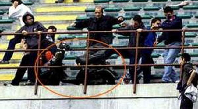 10 Benda Aneh yang di Lempar Supporter Ke Lapangan Bola