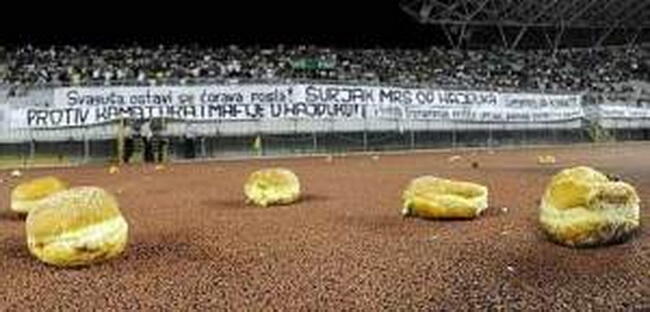 10 Benda Aneh yang di Lempar Supporter Ke Lapangan Bola