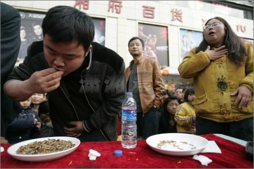 &#91;Pic&#93; Lomba makan belatung di China !!!! 
