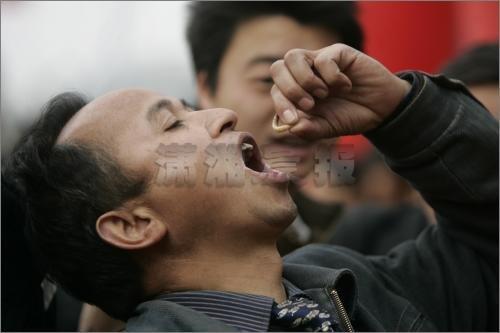 &#91;Pic&#93; Lomba makan belatung di China !!!! 