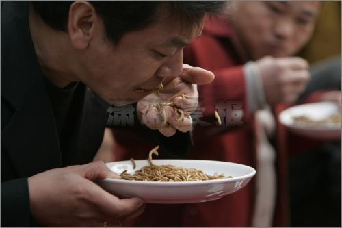 &#91;Pic&#93; Lomba makan belatung di China !!!! 