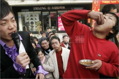 &#91;Pic&#93; Lomba makan belatung di China !!!! 