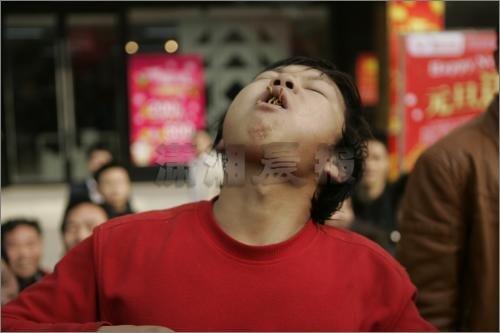 &#91;Pic&#93; Lomba makan belatung di China !!!! 