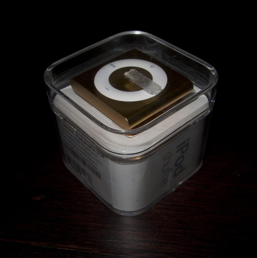 BNIB Ipod Shuffle 2 GB Gold Special