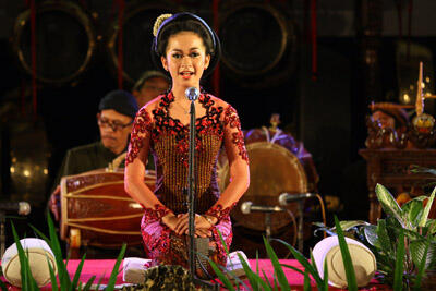 (ASLI INDONESIA GAN..!!)Lina Rohmiyati Sinden Idol 2012