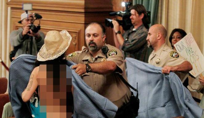 &#91;Nyus&#93; Protes Larangan Tanpa Busana, Warga AS Lucuti Pakaian di Dewan Kota