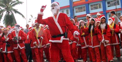 HOT: Ratusan "Sinterklas"
Menari Gangnam Style