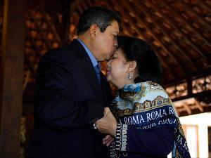 Photo detik-detik ketika SBY MEMELUK KRISTIANI