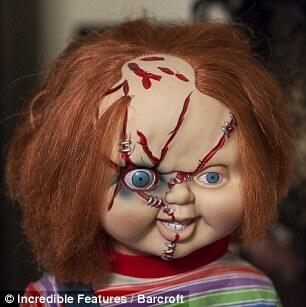 Wanita Ini hidup dengan 500 boneka hantu
