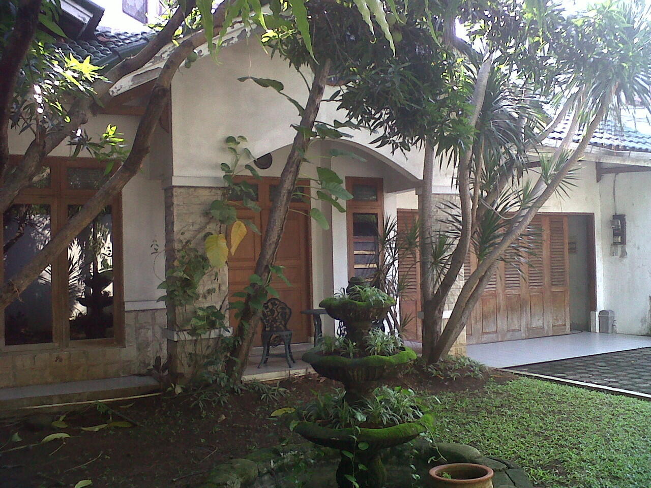 RUMAH BESAR DAN STRATEGIS di LEBAK BULUS