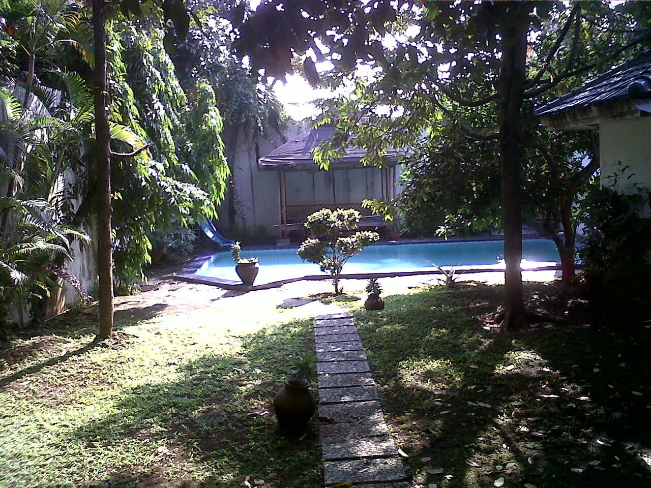 RUMAH BESAR DAN STRATEGIS di LEBAK BULUS