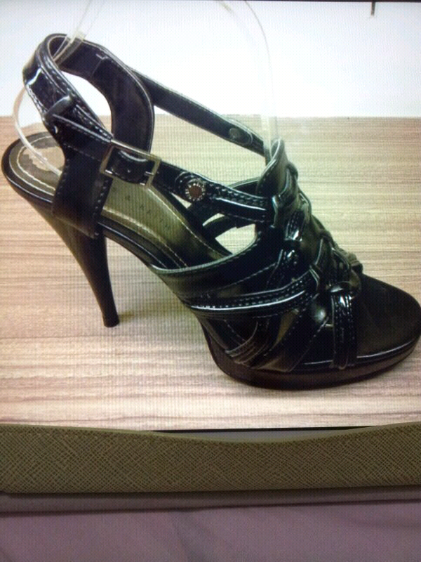 dijual heels charles & keith, baru. hanya 170rb. ongkir ditanggung