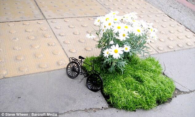 &#91;B&#93;Kreatif !! Miniatur Taman Nan Kreatif Di Lubang Jalanan&#91;/B&#93;