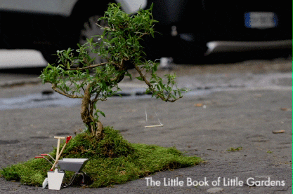 &#91;B&#93;Kreatif !! Miniatur Taman Nan Kreatif Di Lubang Jalanan&#91;/B&#93;