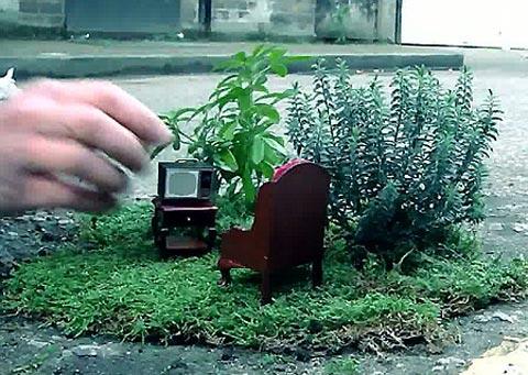 &#91;B&#93;Kreatif !! Miniatur Taman Nan Kreatif Di Lubang Jalanan&#91;/B&#93;