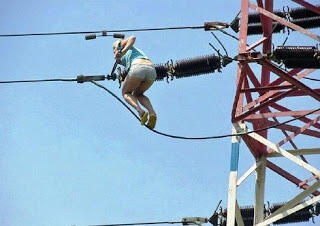 Gadis Mabuk Berat Memanjat Tower Listrik
