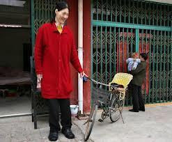 WANITA TERTINGGI DI DUNIA MENIGGAL