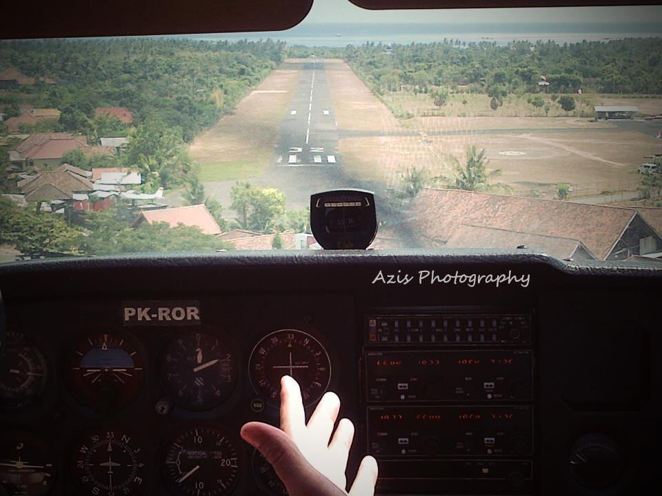 sesy jalan-jalan naik PK-ROR.