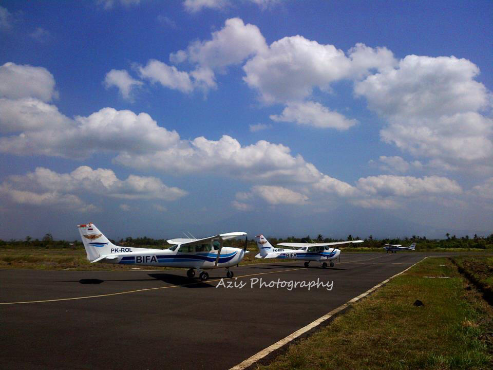 sesy jalan-jalan naik PK-ROR.