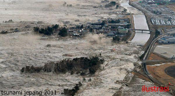 Gelombang Tsunami Hantam Pantai Jepang